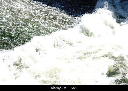 Il fiume scorre attraverso le rocce. Bella potente della montagna fiume scorre tra i ciottoli di rocce. Foto Stock