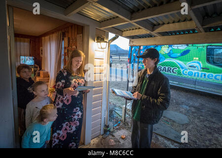 Virginia BARC Electric Cooperative Intern Brendan Lynch è stato uno dei primi a firmare in su per il nuovo servizio e ora si ritrova andando porta a porta a parlare con i potenziali clienti come Brittany Laminack, dei bagni Rockbridge, Va. come i cavi a fibre ottiche sono installati sulle attuali poli elettrici nelle vicinanze, che porterà affidabili a banda larga ad alta velocità per la zona per la prima volta. Nelle aree rurali dove affari e residenziale i consumatori utilizzano il servizio a banda larga sono più suscettibili di godere di redditi più alti, abbassare i tassi di disoccupazione e una crescita più forte rispetto a quelli senza banda larga. Perché Foto Stock