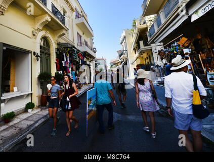 Strade trafficate della Plaka di Atene. Foto Stock