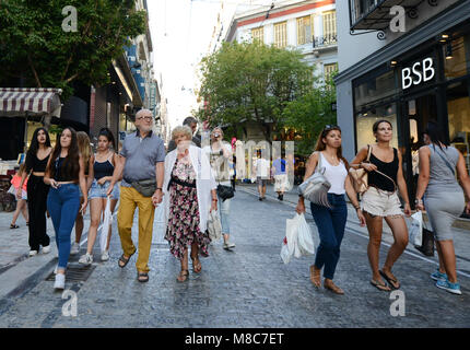 Ermou strada pedonale è sempre occupato con acquirenti e turisti. Foto Stock