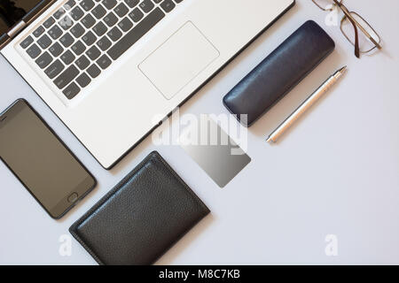 Aprire il computer portatile, il portafoglio, mobili e accessori mens su sfondo blu. Il concetto di business. Vista dall'alto. Copia dello spazio. Lay piatto. Isomertic. Foto Stock