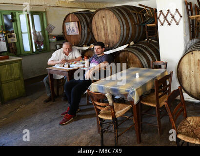 Il piano seminterrato taverna Diporto nel mercato centrale di Atene area. Foto Stock