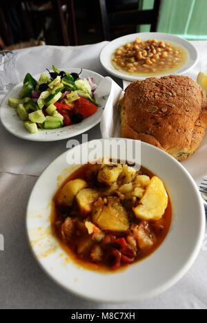 Homestyle cucina greca al livello del seminterrato taverna Diporto nel mercato centrale di Atene area. Foto Stock