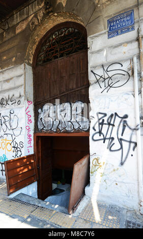 Ingresso al livello del seminterrato taverna Diporto nel mercato centrale di Atene area. Foto Stock