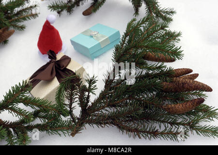 Albero di natale con doni su sfondo bianco Foto Stock