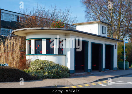 Art Deco Wor;d War Memorial due Fermata Bus Shelter Foto Stock