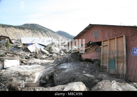 Dopo che l'acqua ritira dal ghiaccio-jam allagato Yukon River, comunità di Eagle è stato devastato e coperto di grandezza di automobili mandrini di ghiaccio. Foto Stock