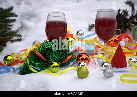 Sfondo di Natale rosso, rosso ornamenti e rosso palle di Natale sullo sfondo . Merry Christmas card. Il tema di una vacanza invernale. Spazio per tex Foto Stock