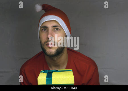Babbo Natale seduto sulla poltrona e in attesa del Natale, egli è appoggiata la testa sulle sue mani . Foto Stock