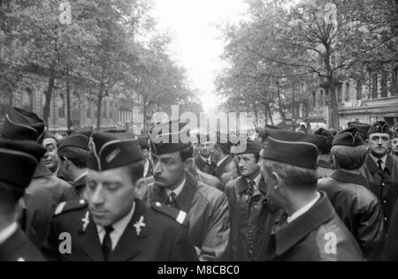 Philippe Gras / Le Pictorium - Maggio 68 - 1968 - Francia / Ile-de-France (Regione) / Parigi - Polizia In attesa Foto Stock