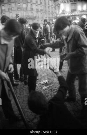 Philippe Gras / Le Pictorium - Maggio 68 - 1968 - Francia / Ile-de-France (Regione) / Parigi - i dimostranti nelle strade di Parigi Foto Stock