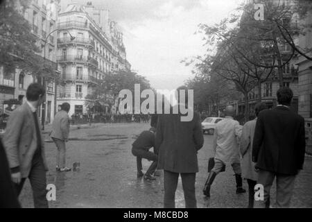 Philippe Gras / Le Pictorium - Maggio 68 - 1968 - Francia / Ile-de-France (Regione) / Parigi - Scontri Saint Michel Boulevard Foto Stock
