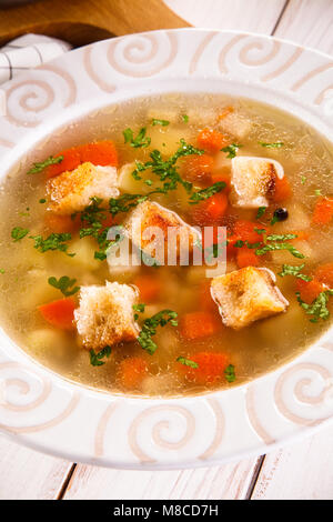 Zuppa di orzo sul tavolo di legno Foto Stock