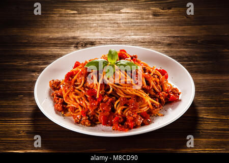 Pasta con pomodori sul tavolo di legno Foto Stock