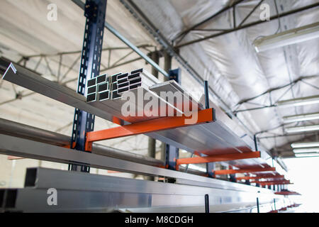 Prodotti in alluminio in una sala della fabbrica industriale Foto Stock