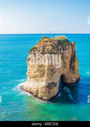 Vista dei piccioni rocce a Beirut, Libano Foto Stock