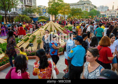 Una grande folla di fedeli per celebrare il nuovo anno lunare cinese, Ho Chi Minh City, a Saigon, Vietnam Foto Stock