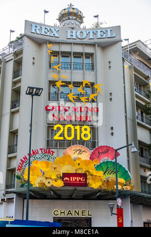 L'Hotel Rex e decorate con insegne luminose per festeggiare il nuovo anno lunare cinese, Ho Chi Minh City, a Saigon, Vietnam Foto Stock