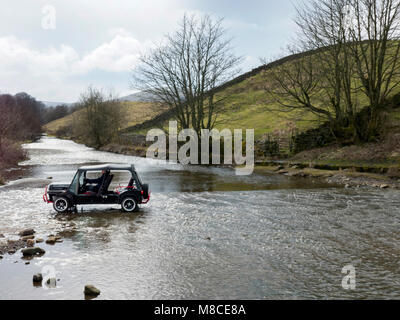 Mini fuma attraversando Gayle Beck ford in Gayle vicino Hawes North Yorkshire Regno Unito Foto Stock