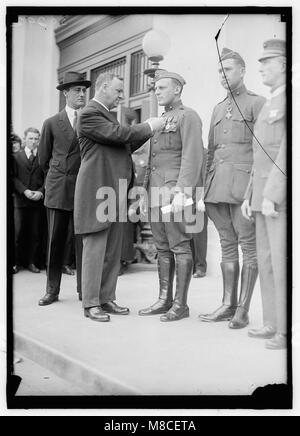 Questa immagine mostra Josephus Daniels, Segretario della Marina dal 1913 al 1921, che decora eroi marini. La foto evidenzia il suo ruolo nel riconoscimento militare degli Stati Uniti durante la prima guerra mondiale Foto Stock