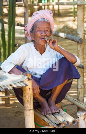 Vecchia donna birmana che fuma sigaro a Indein Village, Lago Inle, Stato Shan, Myanmar (Birmania), Asia nel mese di febbraio Foto Stock