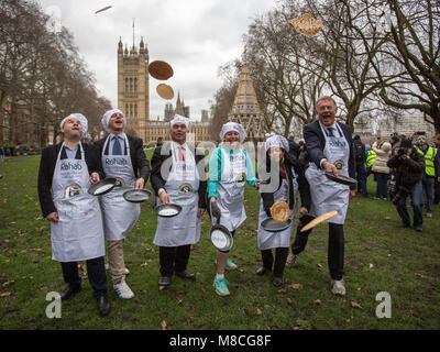 La ventunesima edizione del Rehab Pancake parlamentare gara, supportato da Lyle sciroppo dorato, tra un team di MPs e media nella torre di Victoria Gardens, Millbank. Dotato di: Team parlamentare dove: London, England, Regno Unito quando: 13 Feb 2018 Credit: Wheatley/WENN Foto Stock