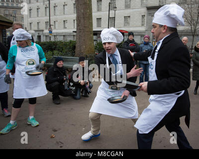 La ventunesima edizione del Rehab Pancake parlamentare gara, supportato da Lyle sciroppo dorato, tra un team di MPs e media nella torre di Victoria Gardens, Millbank. Dotato di: Team parlamentare dove: London, England, Regno Unito quando: 13 Feb 2018 Credit: Wheatley/WENN Foto Stock