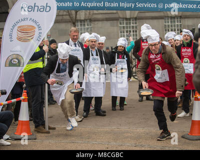 La ventunesima edizione del Rehab Pancake parlamentare gara, supportato da Lyle sciroppo dorato, tra un team di MPs e media nella torre di Victoria Gardens, Millbank. Dotato di: atmosfera, vista in cui: London, England, Regno Unito quando: 13 Feb 2018 Credit: Wheatley/WENN Foto Stock