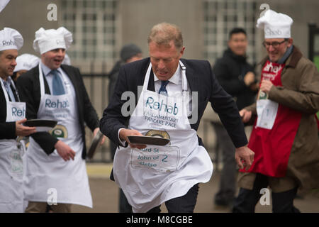 La ventunesima edizione del Rehab Pancake parlamentare gara, supportato da Lyle sciroppo dorato, tra un team di MPs e media nella torre di Victoria Gardens, Millbank. Dotato di: Lord St John di Bletso, il Parlamento Team Dove: London, England, Regno Unito quando: 13 Feb 2018 Credit: Wheatley/WENN Foto Stock