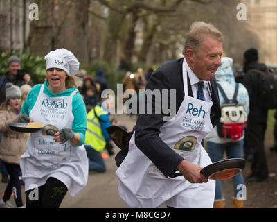 La ventunesima edizione del Rehab Pancake parlamentare gara, supportato da Lyle sciroppo dorato, tra un team di MPs e media nella torre di Victoria Gardens, Millbank. Dotato di: Mims Davies MP, Lord St John di Bletso dove: London, England, Regno Unito quando: 13 Feb 2018 Credit: Wheatley/WENN Foto Stock