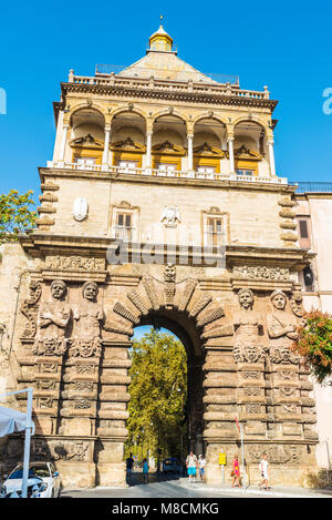 Palermo, Italia - 10 agosto 2017: Porta Nuova (nuovo) di gate e le sue quattro grandi telamones è una città monumentale porta di stile barocco con le persone intorno a loca Foto Stock