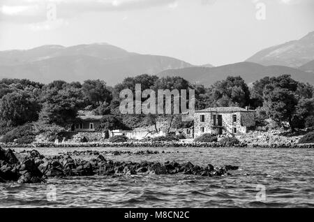 Abbandonata vecchia casa di pietra in un greco molto piccola isola denominato Lichadonisia, situato in Sterea Elada, Grecia Foto Stock