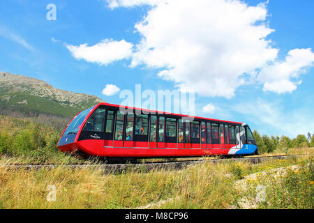 STARY SMOKOVEC, Slovacchia - 28 agosto 2015: Funicolare da Stary Smokovec a Hrebienok montagna in Alti Tatra (Vysoke Tatry) Parco nazionale Foto Stock