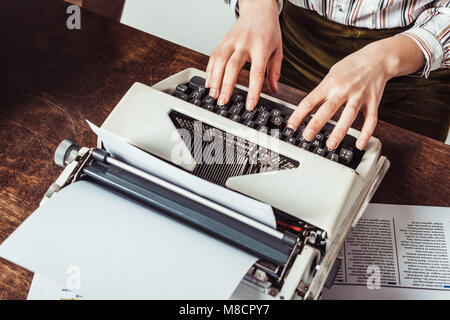 Immagine ritagliata di stile retrò african american writer digitando su una macchina da scrivere Foto Stock