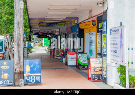 Suburban Loftus. Vista di negozi locali con gente seduta al café. LOFTUS. NSW. AUSTRALIA Foto Stock