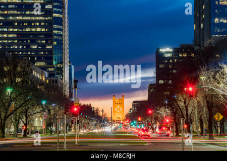 Sacramento, Feb 21: vista notturna del centro storico di Sacramento con il Tower bridge su FEB 21, 2018 a Sacramento, California Foto Stock