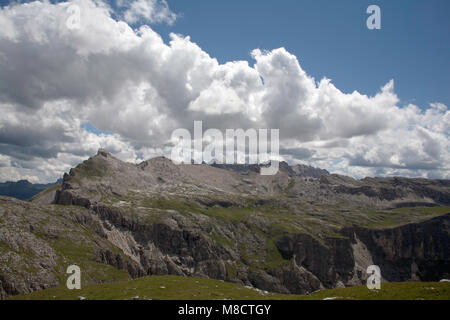 Vista dal Col del Puez e il Puezhutte per la forc de Ciampei l Altipiano de Crespeina Ciampei Sas e Sas Ciampac sopra a Selva di Val Gardena Italia Foto Stock