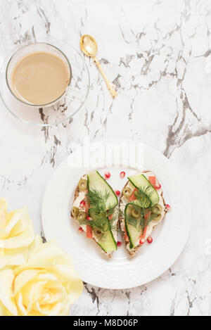 Salmone panini e caffè su Sfondo marmo Foto Stock