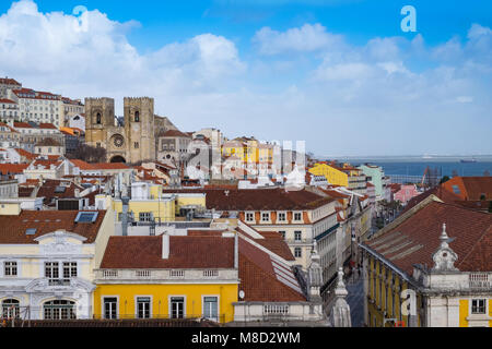 Lisbona quartiere Alfama, guardando sopra i tetti della cattedrale Foto Stock