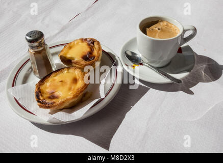 Pastel de nata con una tazza di caffè Foto Stock