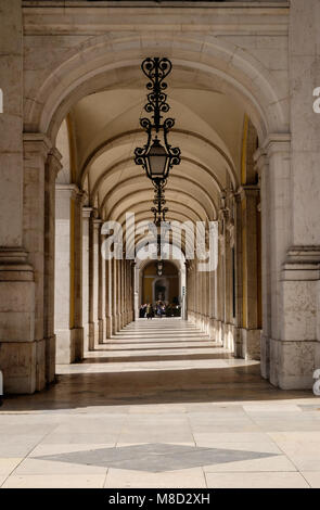 Receding arcate del porticato intorno a Praca do Comercio, Lisbona, Portogallo Foto Stock