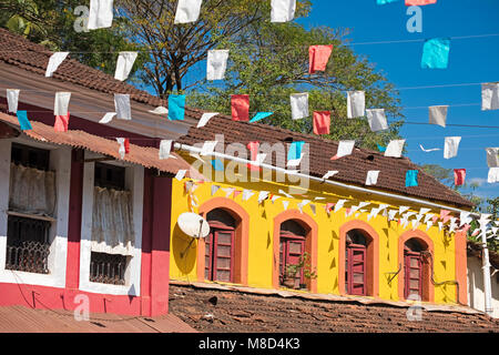 Casa colorati e bandiere Fontainhas Mala Panjim Goa in India Foto Stock