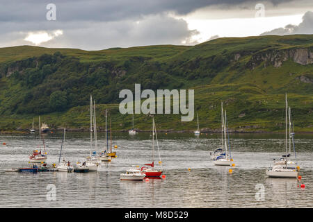 Oban, Scozia / Regno Unito - Lug 09 2017: barche a vela nella Baia Foto Stock