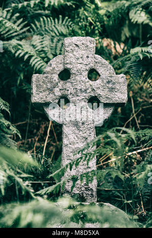 Croce celtica come lapide sulla tomba nel cimitero Foto Stock