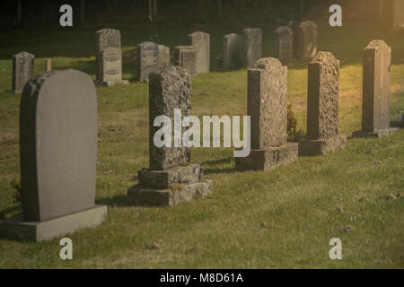 Pietre tomba nel cimitero, Scotland, Regno Unito. Foto Stock