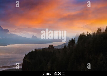 Vista House sulla corona punto lungo la Columbia River Gorge durante il sunrise Foto Stock