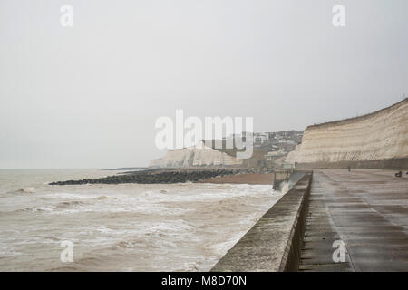 La scogliera sotto il percorso tra Brighton e Saltdean in East Sussex, Regno Unito Foto Stock