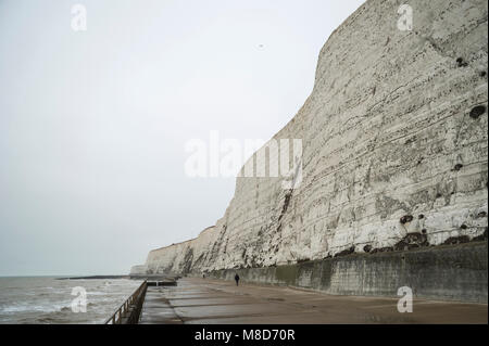 La scogliera sotto il percorso tra Brighton e Saltdean in East Sussex, Regno Unito Foto Stock