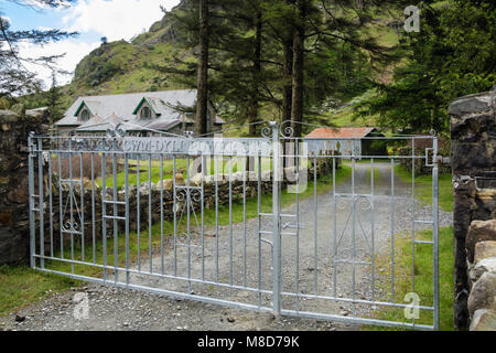 Nome cancelli di ingresso alle piccole Cwm Dyli centrale idroelettrica nel Parco Nazionale di Snowdonia. Nant Gwynant, Gwynedd, il Galles del Nord, Regno Unito, Gran Bretagna Foto Stock