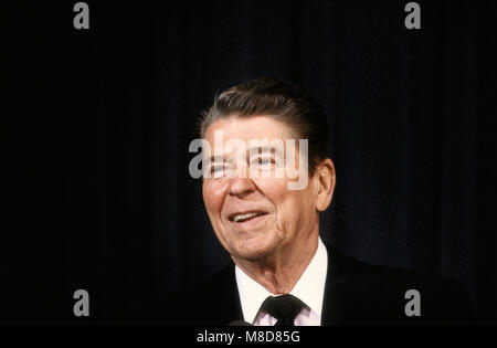 Washington, DC, Stati Uniti d'America, 16 aprile 1986 il Presidente Ronald Reagan offre commento sulla firma la legge giorno bill in camera 450 del Vecchio Executive Office Building. Credito: Mark Reinstein/MediaPunch Foto Stock